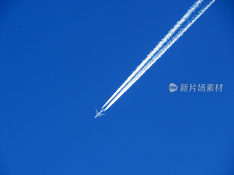 不寻常的飞机轨迹在蓝色的瑞士秋天的天空或阴谋论-化学轨迹在我们的天堂(联合国教科文组织世界遗产构造竞技场萨尔多纳)，Vättis -瑞士(瑞士)